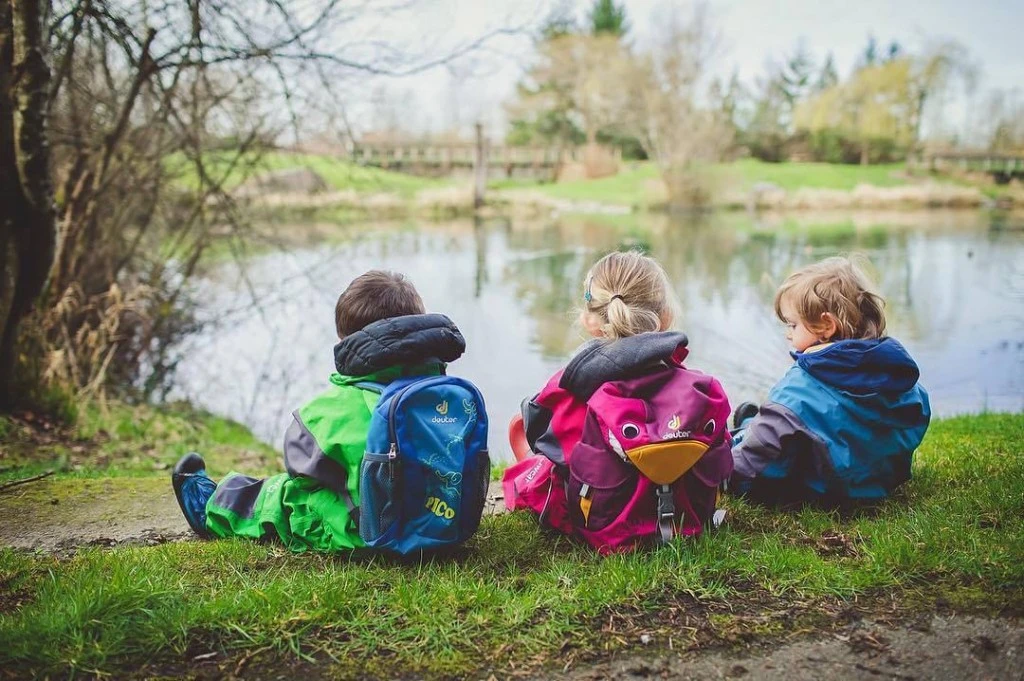 bambini con zaini Deuter