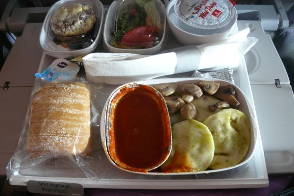 pasto vegano in aereo
