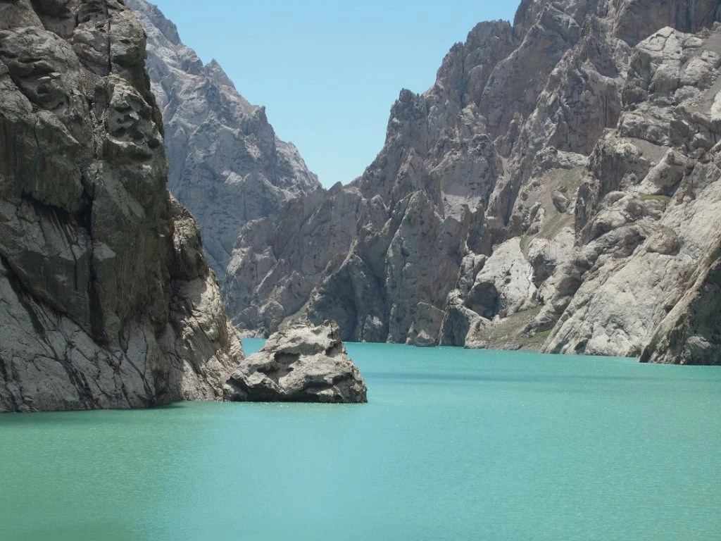 Kirghizistan - lago di montagna Kel-Suu