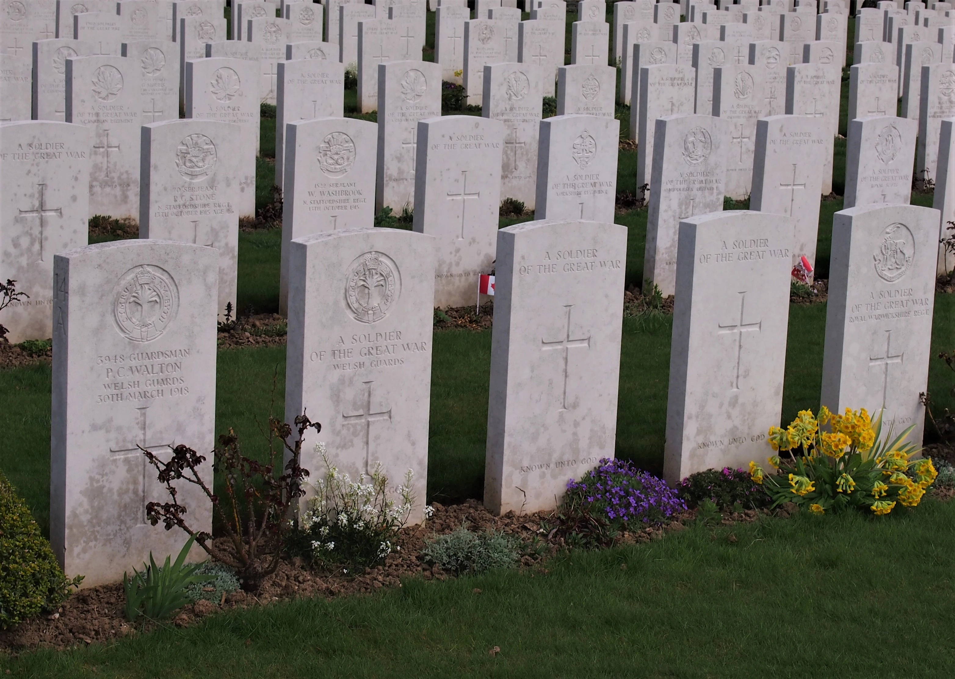 cimitero con pietre bianche