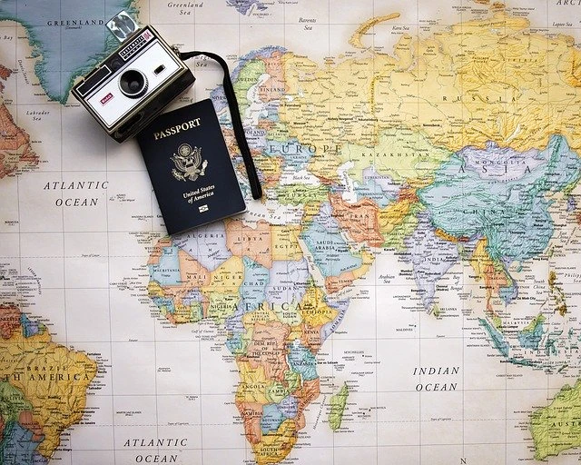 passaporto e fotocamera su una mappa